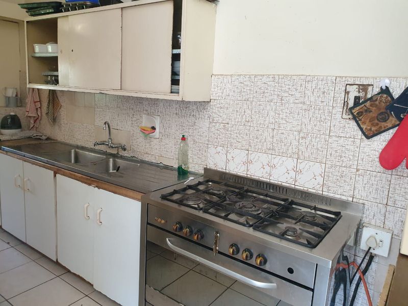 Spacious 4-Bedroom Home with Flatlet, Pool & Lush Garden Retreat - Photo 5