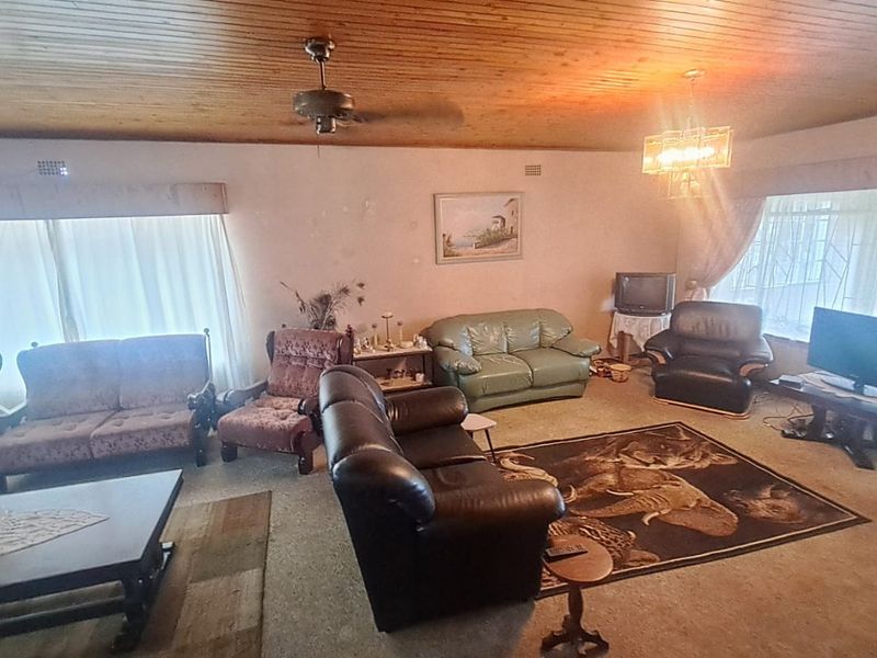 Spacious 3-Bedroom Home with Flatlet – Perfect for Family Living! - Photo 4