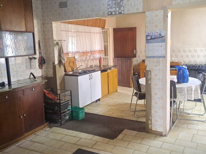 Spacious 3-Bedroom Home with Flatlet – Perfect for Family Living! - Photo 9