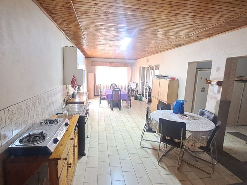 Spacious 3-Bedroom Home with Flatlet – Perfect for Family Living! - Photo 8