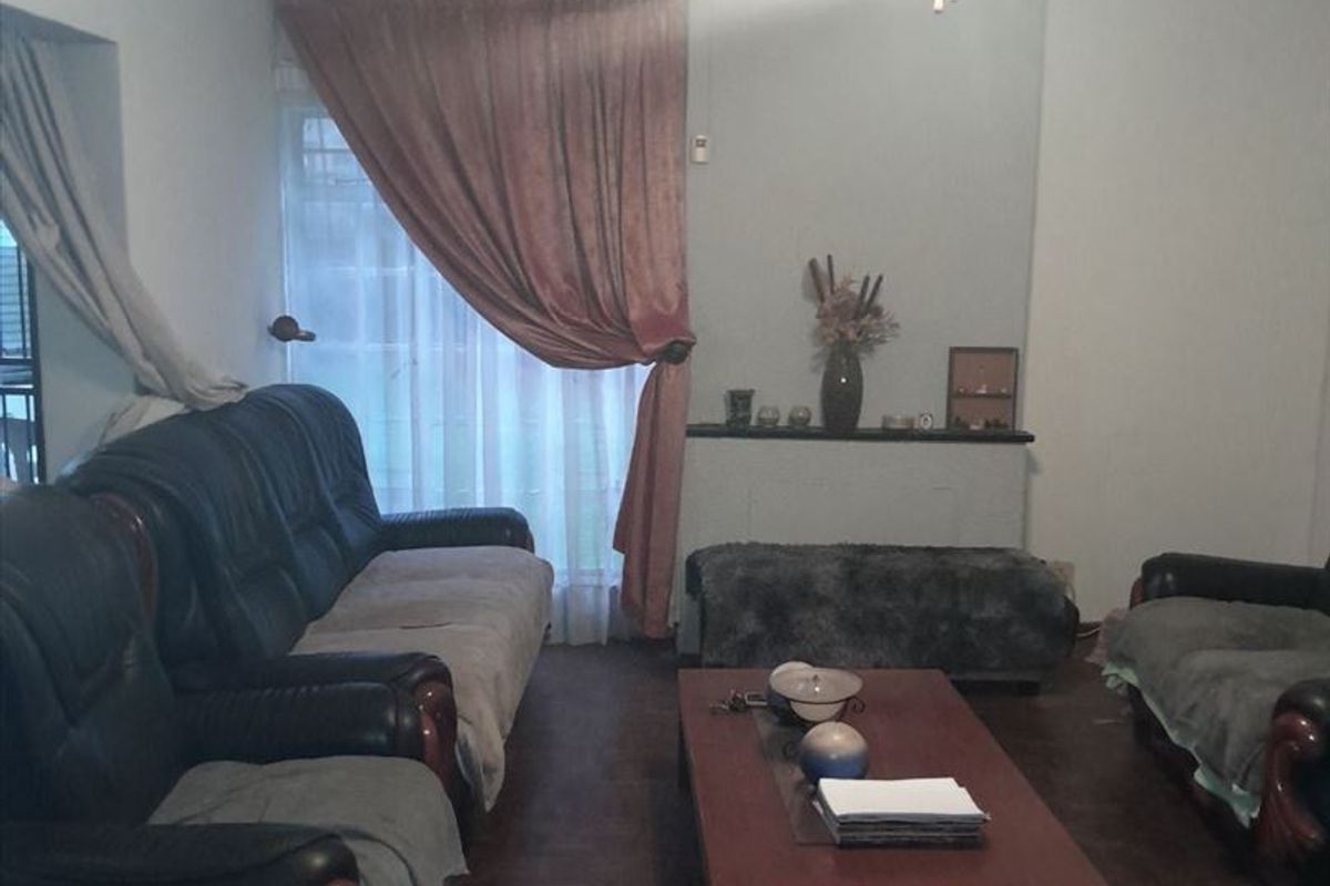 Spacious Family Home with Modern Comforts - Photo 2