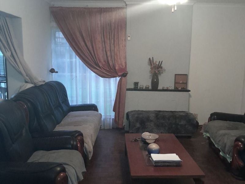 Spacious Family Home with Modern Comforts - Photo 2