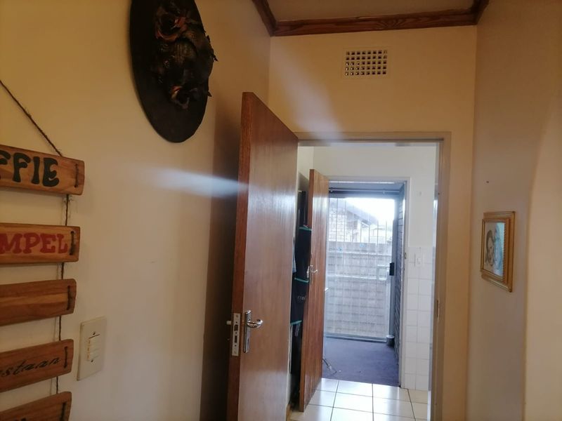 2 Bedroom Apartment for Sale in Wilkoppies - Photo 4