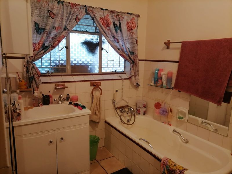 2 Bedroom Apartment for Sale in Wilkoppies - Photo 9