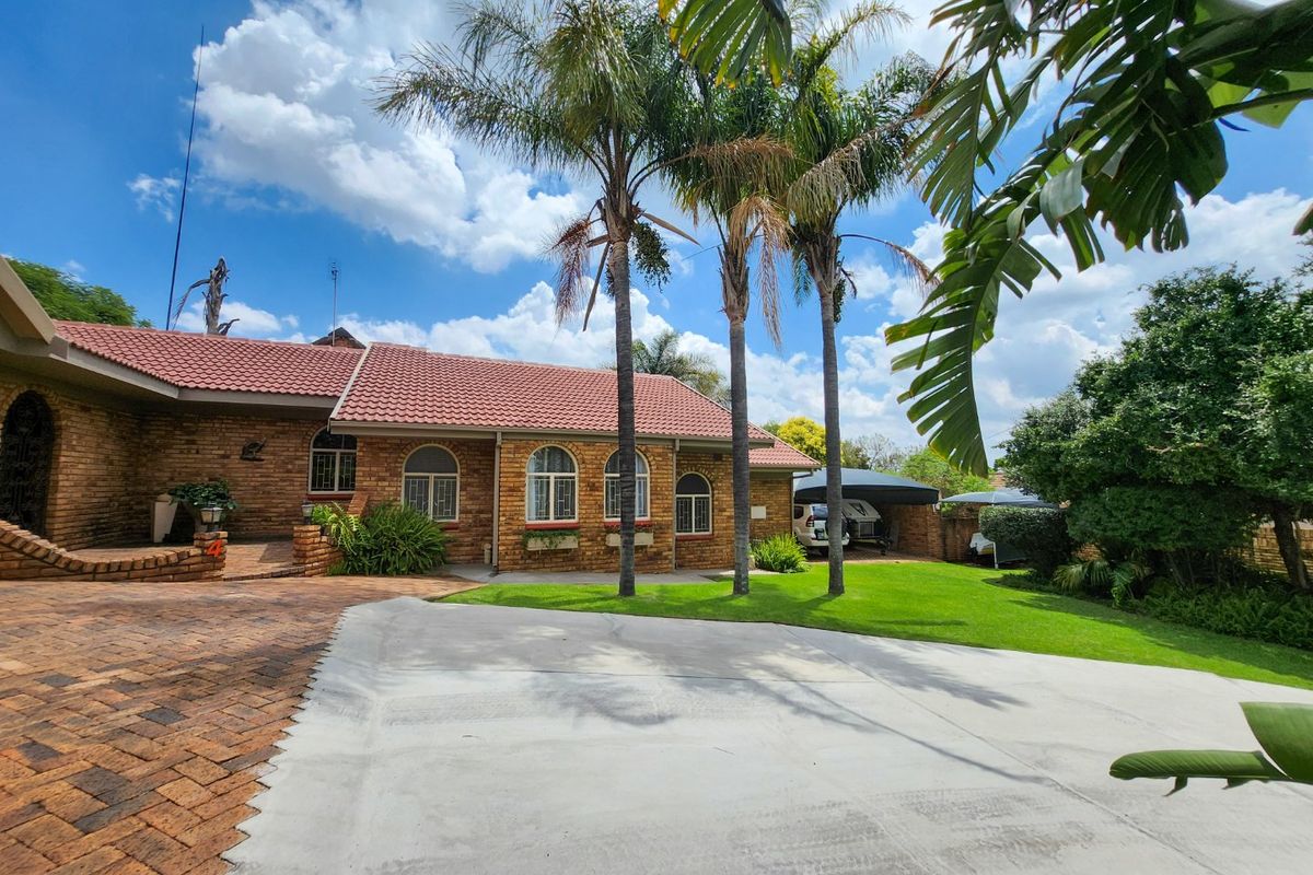 Well-Maintained 4-Bedroom Family Home with Pool, Private Jacuzzi, and Double Garage - Photo 4