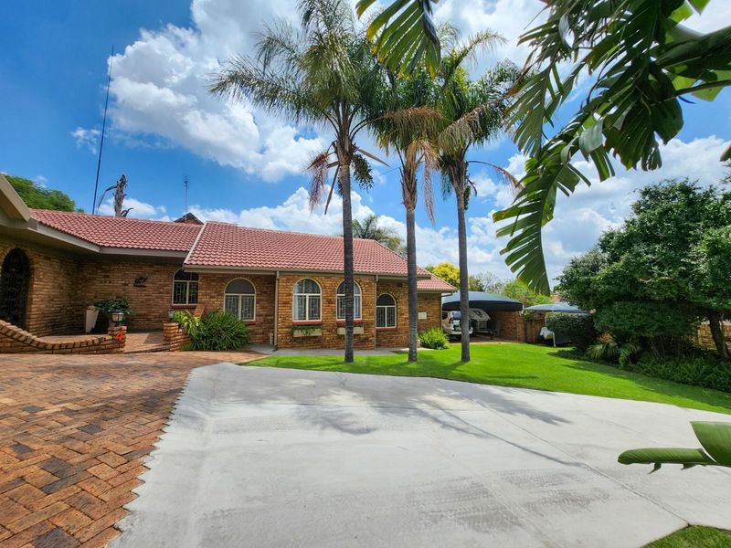 Well-Maintained 4-Bedroom Family Home with Pool, Private Jacuzzi, and Double Garage - Photo 4