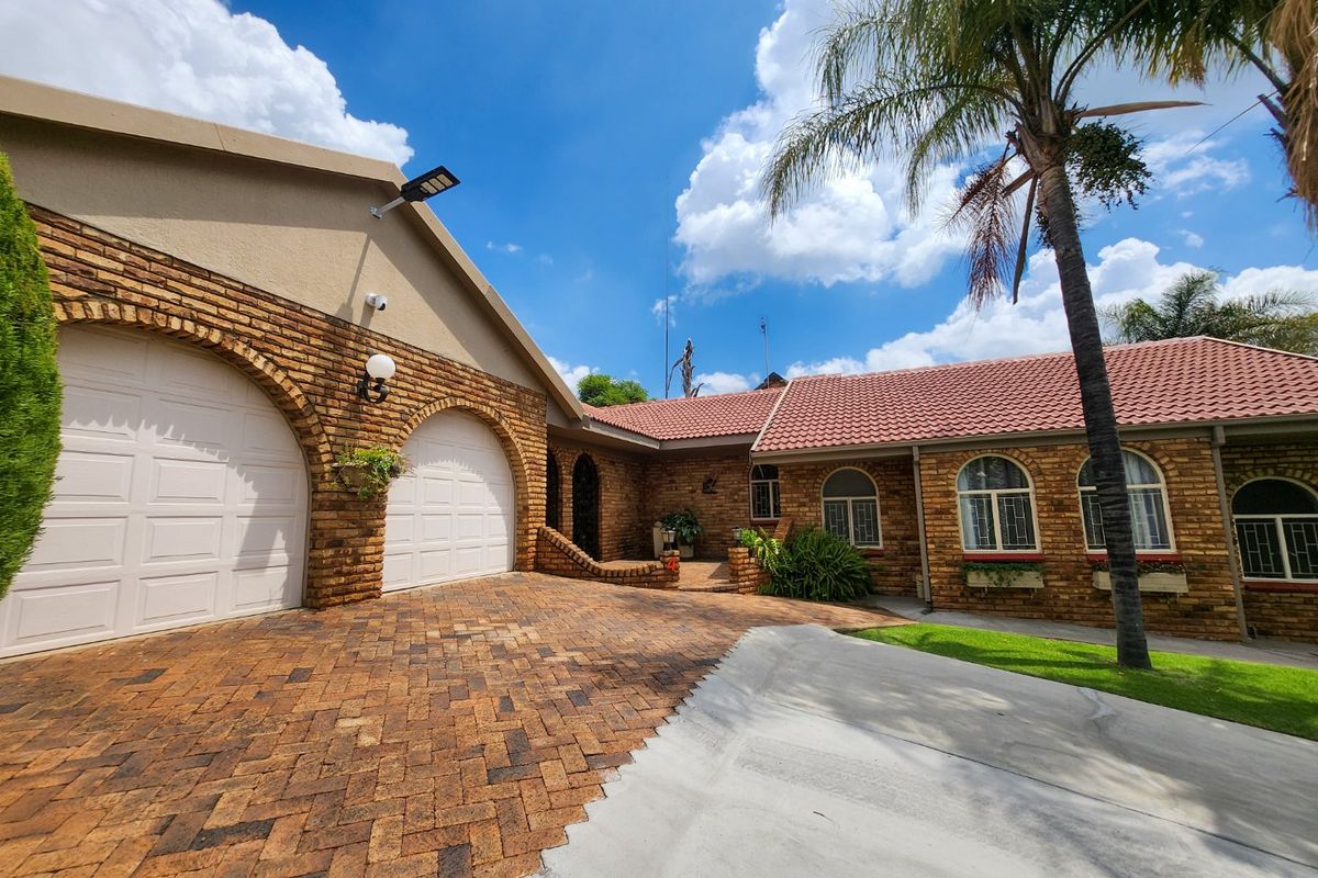 Well-Maintained 4-Bedroom Family Home with Pool, Private Jacuzzi, and Double Garage - Photo 3