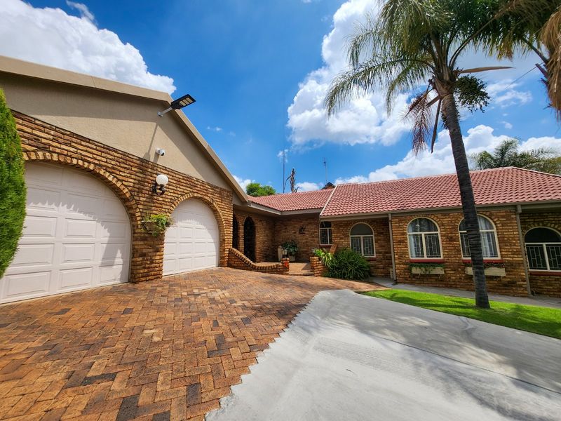 Well-Maintained 4-Bedroom Family Home with Pool, Private Jacuzzi, and Double Garage - Photo 3