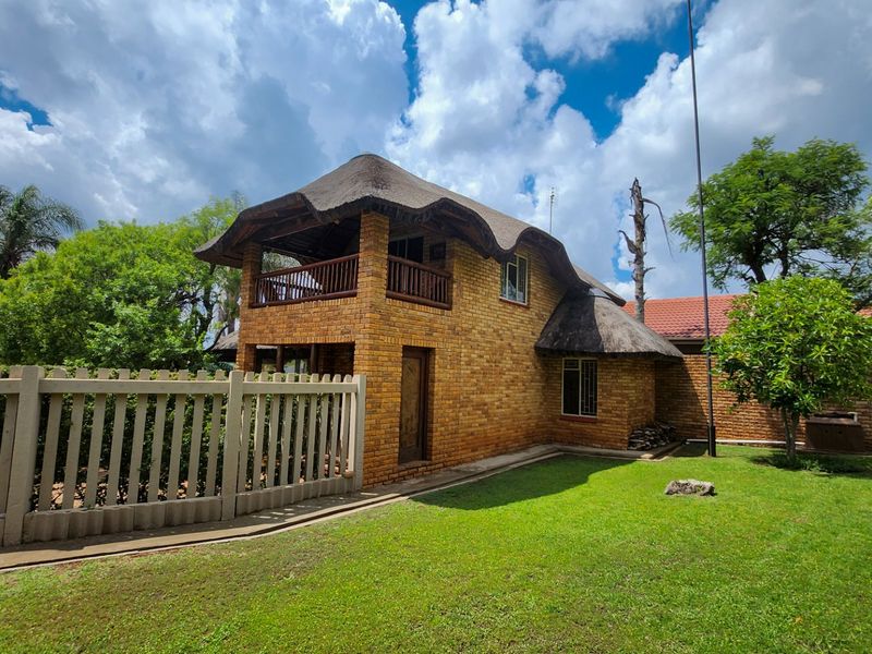 Well-Maintained 4-Bedroom Family Home with Pool, Private Jacuzzi, and Double Garage - Photo 9