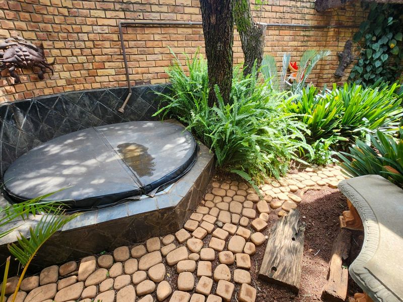 Well-Maintained 4-Bedroom Family Home with Pool, Private Jacuzzi, and Double Garage - Photo 10