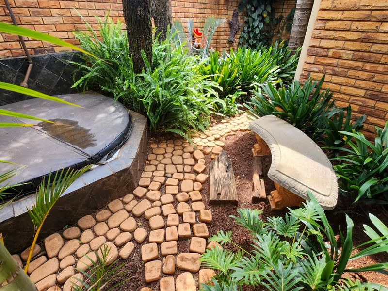 Well-Maintained 4-Bedroom Family Home with Pool, Private Jacuzzi, and Double Garage - Photo 8