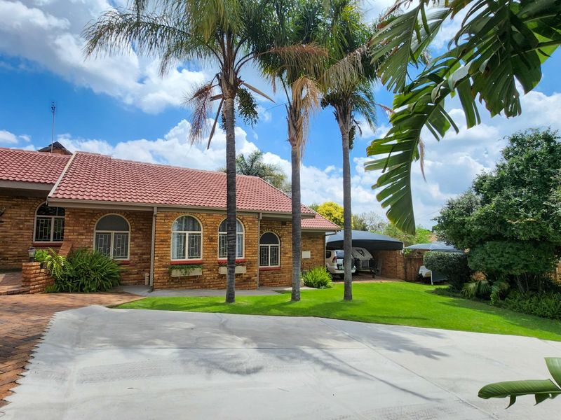 Well-Maintained 4-Bedroom Family Home with Pool, Private Jacuzzi, and Double Garage - Photo 7