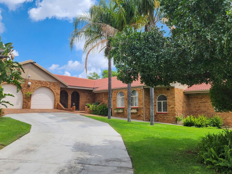 Well-Maintained 4-Bedroom Family Home with Pool, Private Jacuzzi, and Double Garage - Photo 6