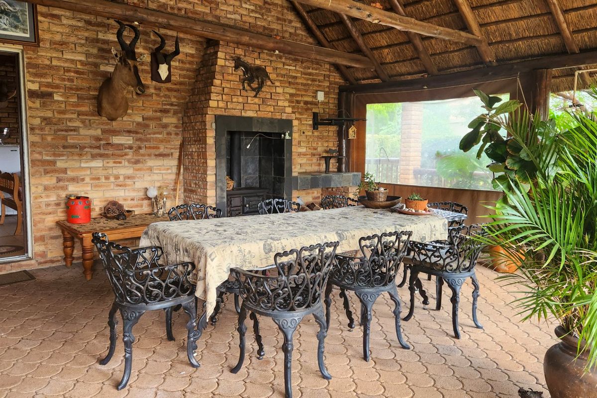 Well-Maintained 4-Bedroom Family Home with Pool, Private Jacuzzi, and Double Garage - Photo 5