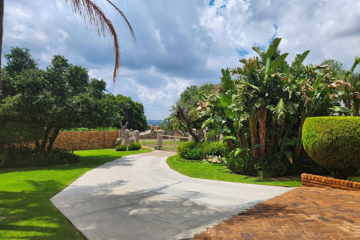 Well-Maintained 4-Bedroom Family Home with Pool, Private Jacuzzi, and Double Garage - Photo 2