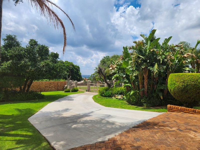 Well-Maintained 4-Bedroom Family Home with Pool, Private Jacuzzi, and Double Garage - Photo 2