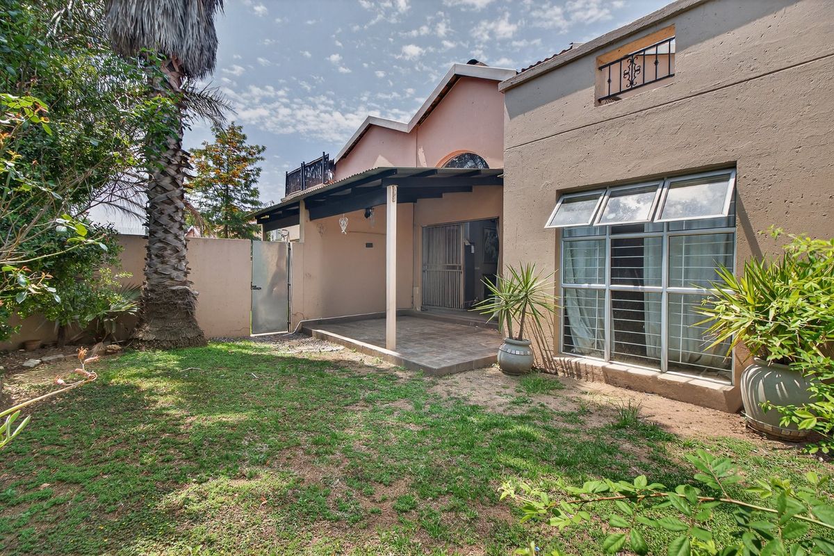 New Listing -   Duplex 2 beds 2 baths with a VIEW - Photo 2