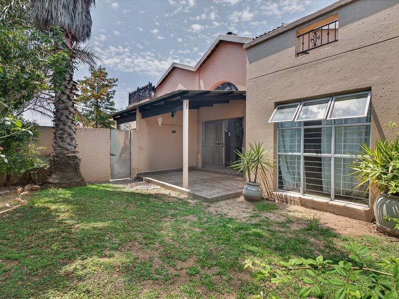 New Listing -   Duplex 2 beds 2 baths with a VIEW - Photo 2