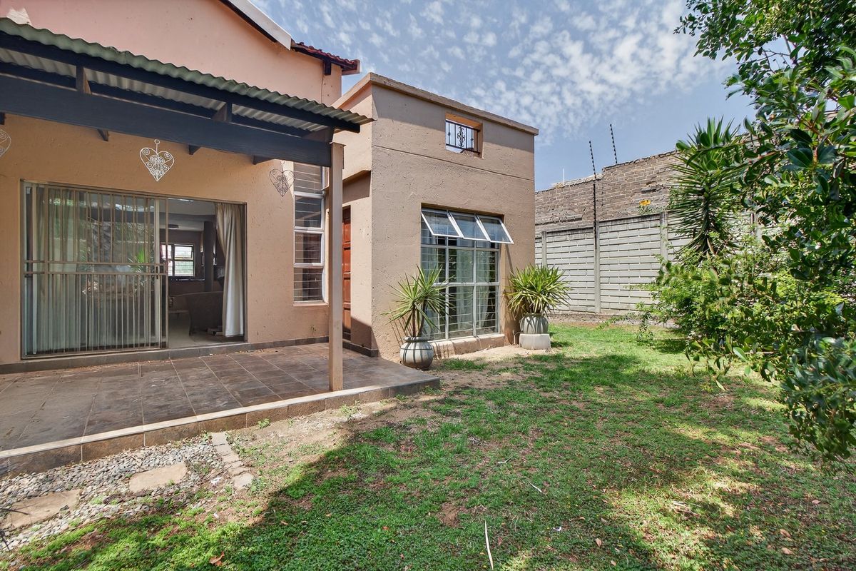 New Listing -   Duplex 2 beds 2 baths with a VIEW - Photo 3