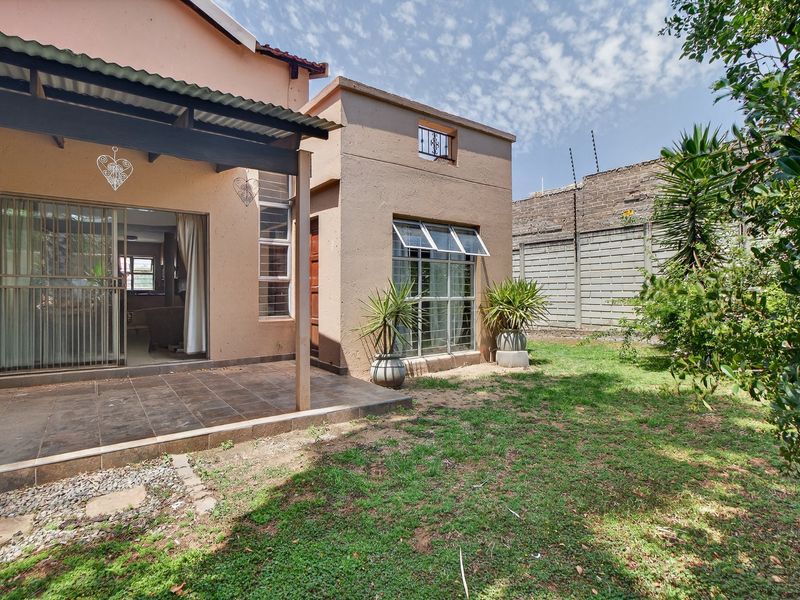 New Listing -   Duplex 2 beds 2 baths with a VIEW - Photo 3