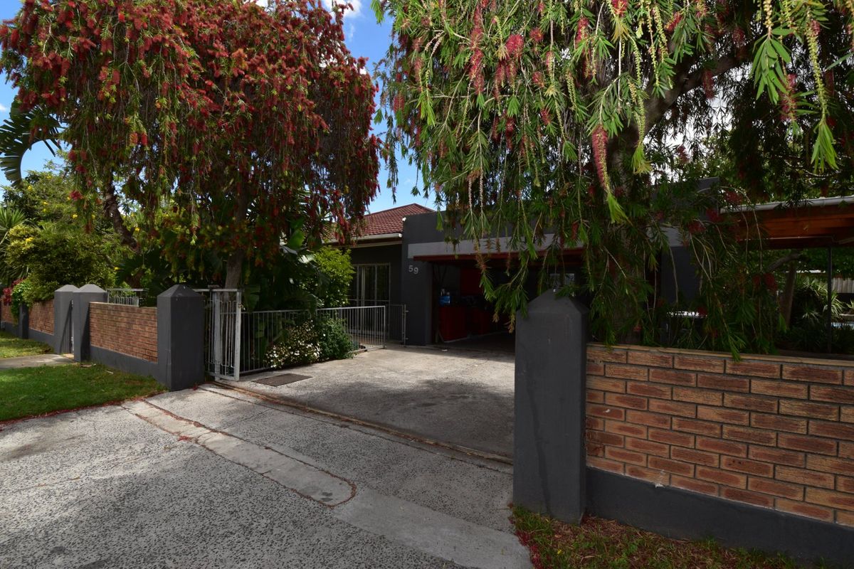 Perfect Family Home – 3 Beds, Huge Yard, Great for Entertaining - Photo 3