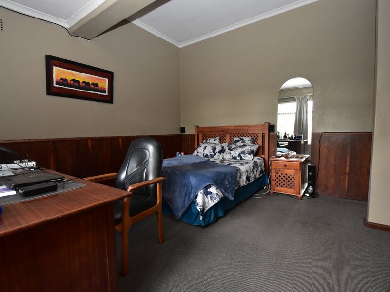 Perfect Family Home – 3 Beds, Huge Yard, Great for Entertaining - Photo 8