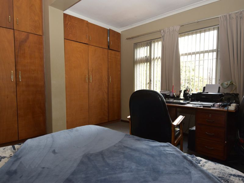 Perfect Family Home – 3 Beds, Huge Yard, Great for Entertaining - Photo 7