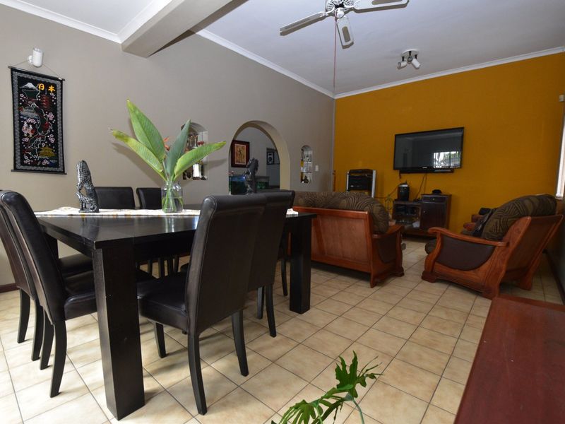 Perfect Family Home – 3 Beds, Huge Yard, Great for Entertaining - Photo 6