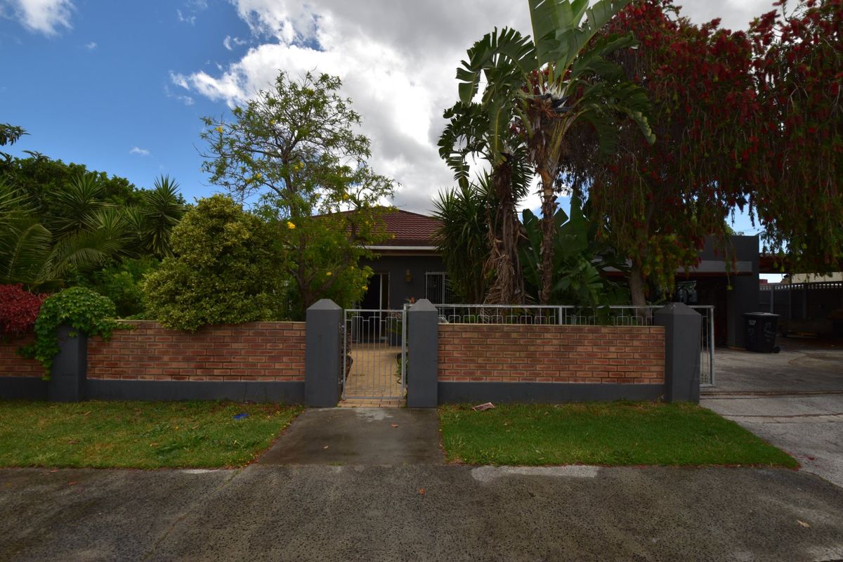 Perfect Family Home – 3 Beds, Huge Yard, Great for Entertaining - Photo 2