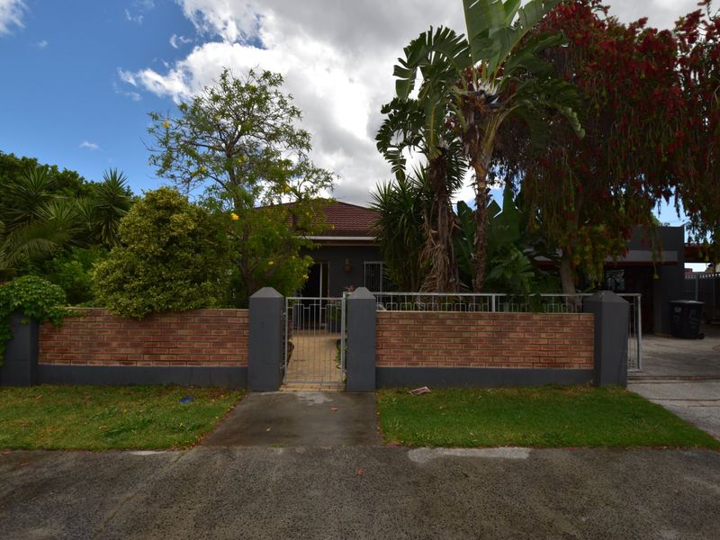 Perfect Family Home – 3 Beds, Huge Yard, Great for Entertaining - Photo 2