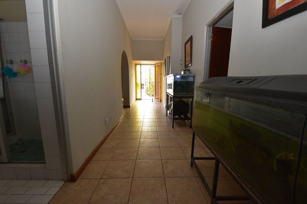 Perfect Family Home – 3 Beds, Huge Yard, Great for Entertaining - Photo 5