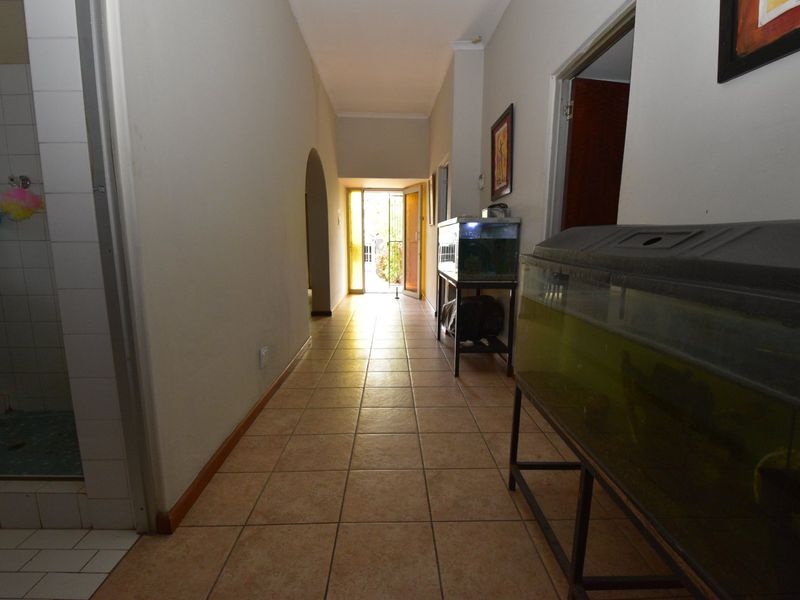 Perfect Family Home – 3 Beds, Huge Yard, Great for Entertaining - Photo 5