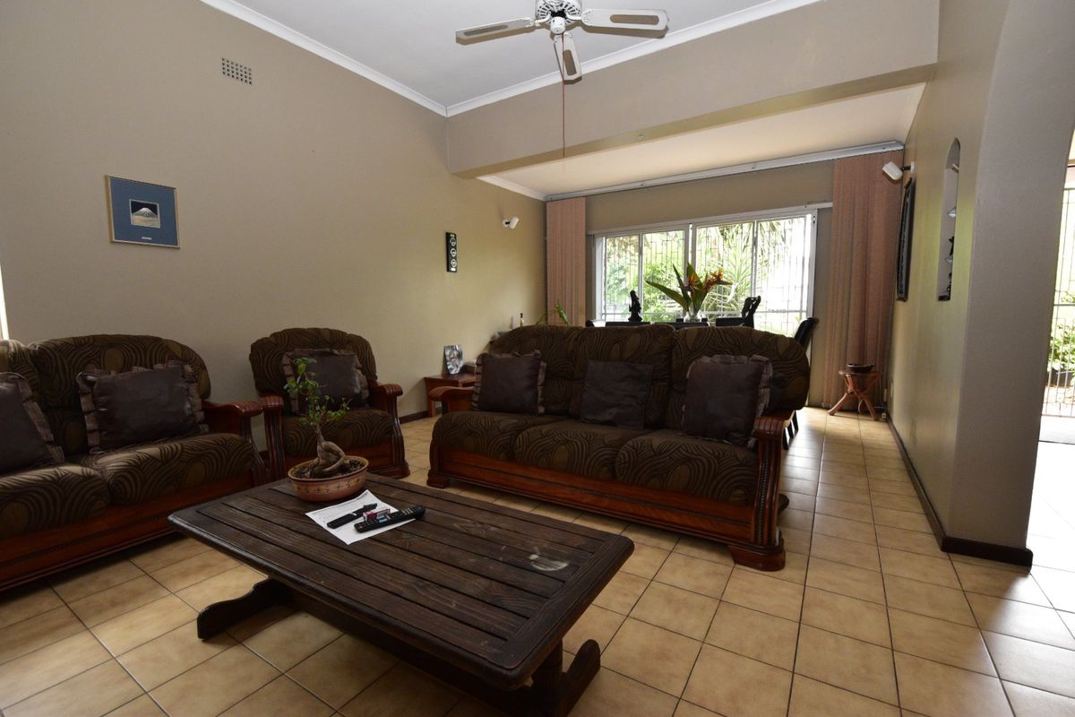 Perfect Family Home – 3 Beds, Huge Yard, Great for Entertaining - Photo 4
