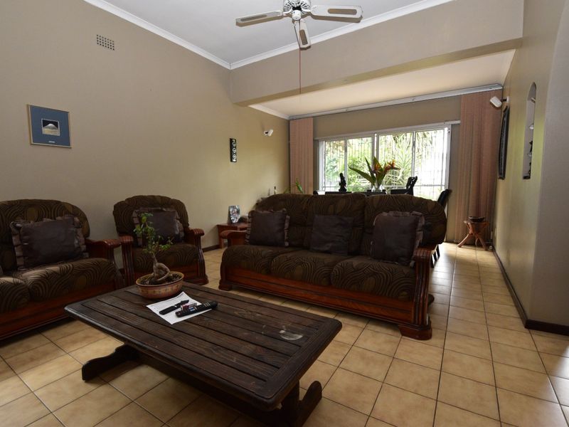 Perfect Family Home – 3 Beds, Huge Yard, Great for Entertaining - Photo 4