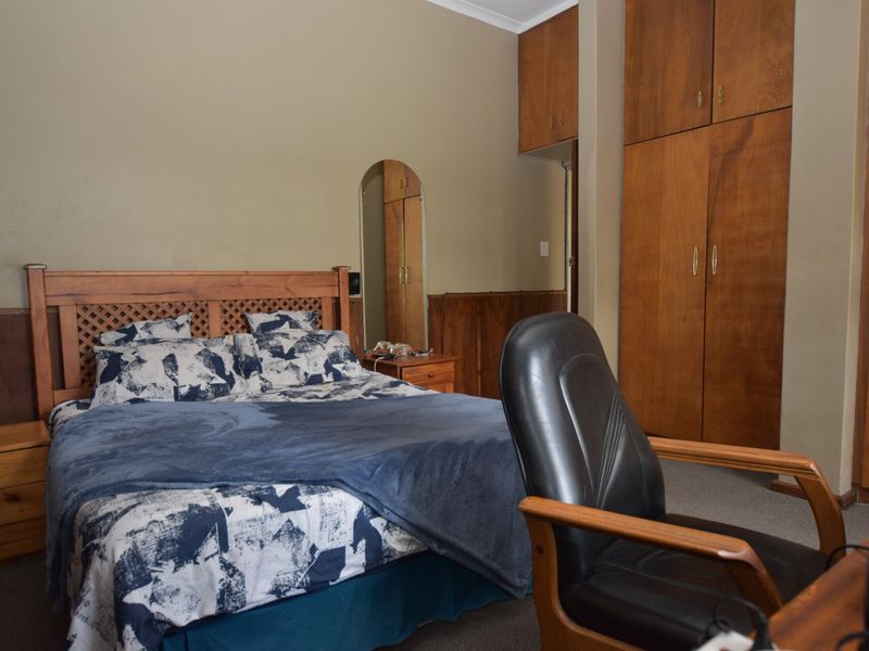 Perfect Family Home – 3 Beds, Huge Yard, Great for Entertaining - Photo 9