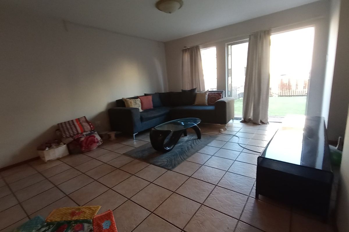 Ground Floor Gem in Secure Complex – Perfect Start or Investment! - Photo 3