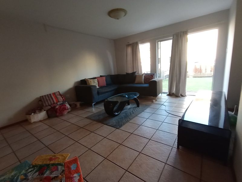 Ground Floor Gem in Secure Complex – Perfect Start or Investment! - Photo 3