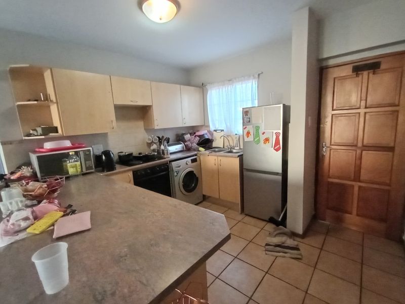 Ground Floor Gem in Secure Complex – Perfect Start or Investment! - Photo 4