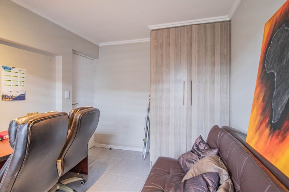 3 Bed Townhouse For Sale – Modern, Secure & Family Friendly! - Photo 4