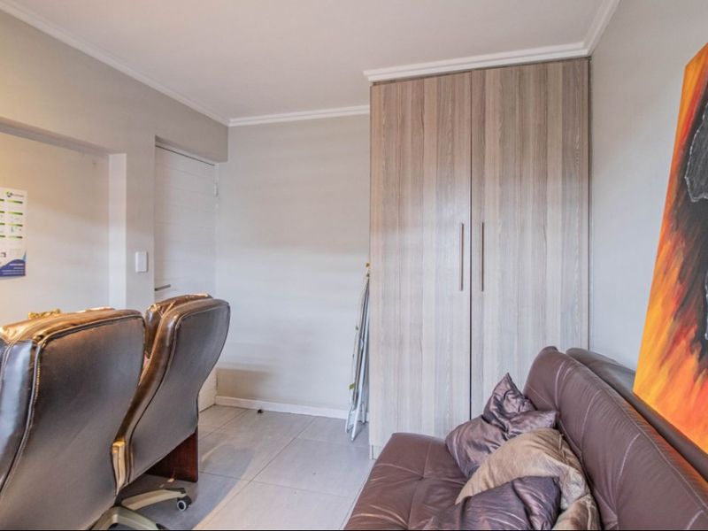 3 Bed Townhouse For Sale – Modern, Secure & Family Friendly! - Photo 4