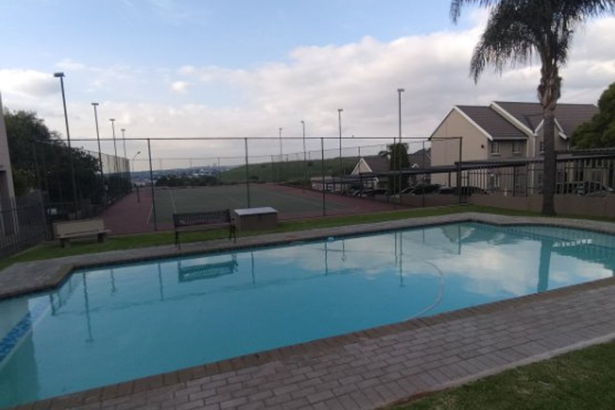 Modern 2-Bedroom Townhouse in a Secure, Well-Maintained Complex - Photo 3