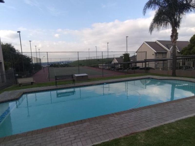 Modern 2-Bedroom Townhouse in a Secure, Well-Maintained Complex - Photo 3