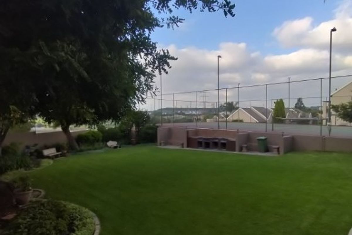 Modern 2-Bedroom Townhouse in a Secure, Well-Maintained Complex - Photo 4