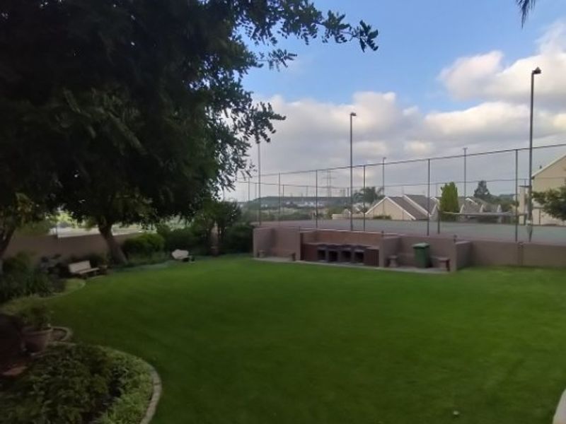 Modern 2-Bedroom Townhouse in a Secure, Well-Maintained Complex - Photo 4