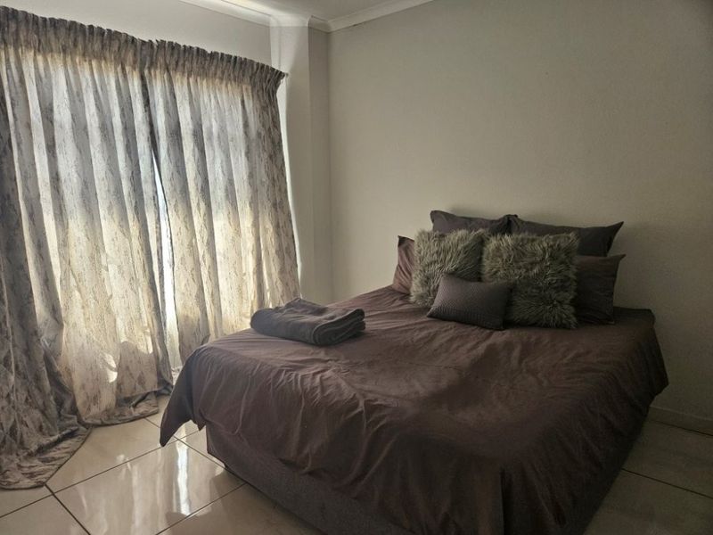 Modern 2-Bedroom Townhouse in a Secure, Well-Maintained Complex - Photo 7