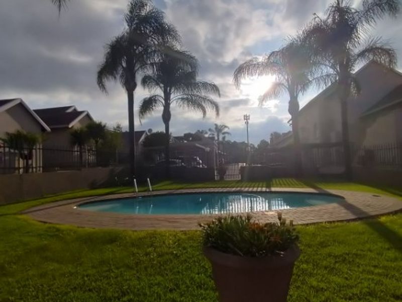 Modern 2-Bedroom Townhouse in a Secure, Well-Maintained Complex - Photo 2