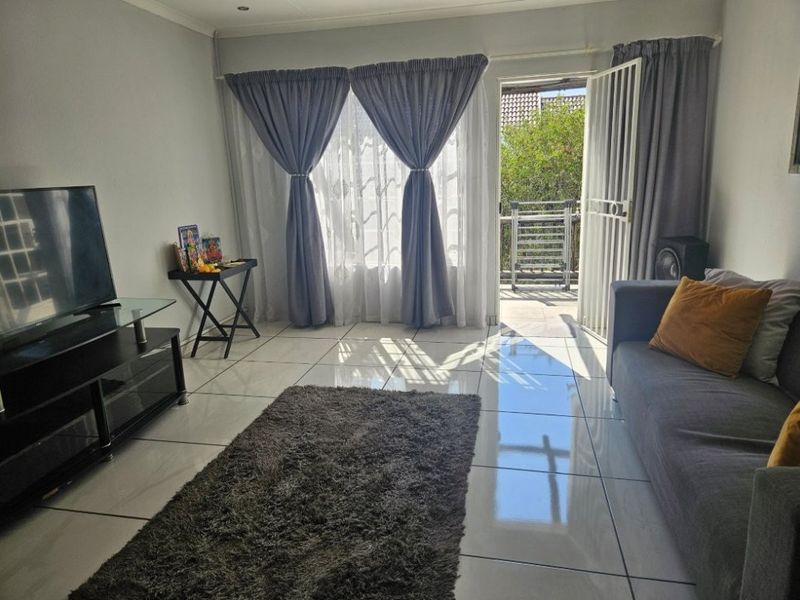 Modern 2-Bedroom Townhouse in a Secure, Well-Maintained Complex - Photo 9