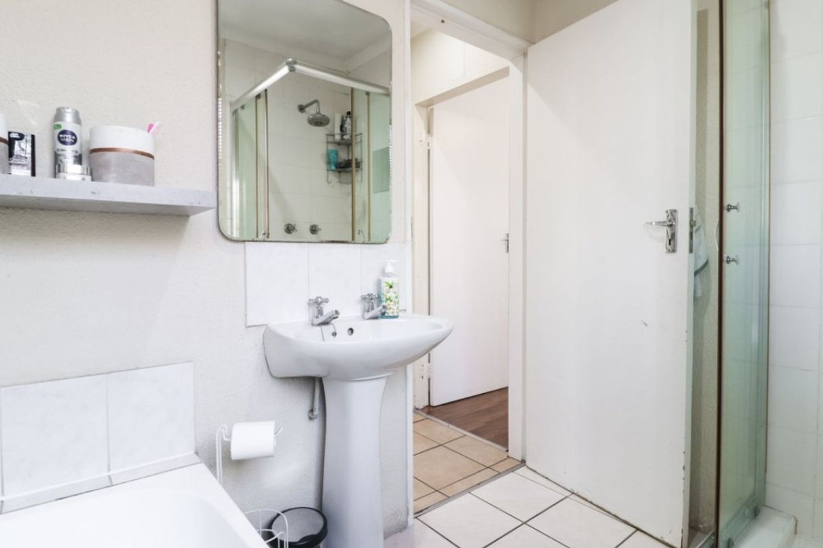 2 Bed Simplex For Sale – Secure, Modern & Pet Friendly! - Photo 5