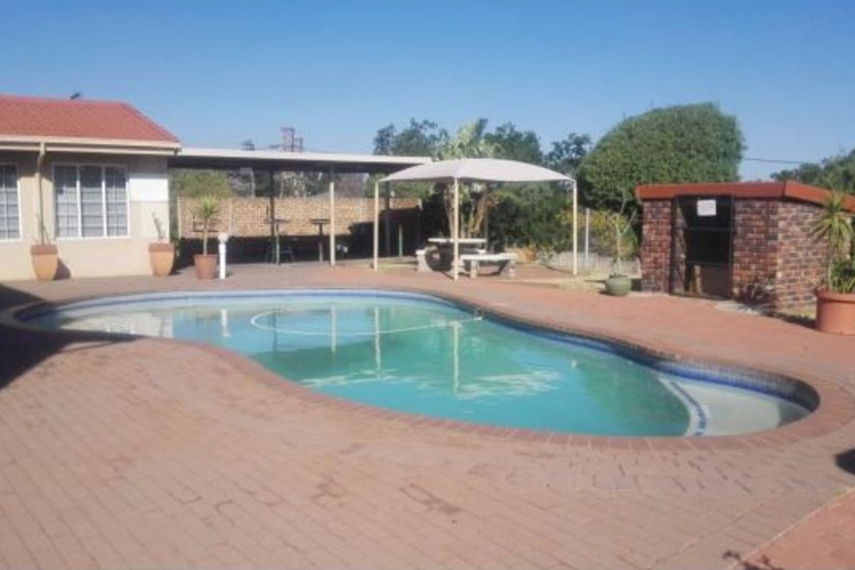 2 Bed Flat For Sale – Spacious, Secure & Convenient Living! - Photo 2
