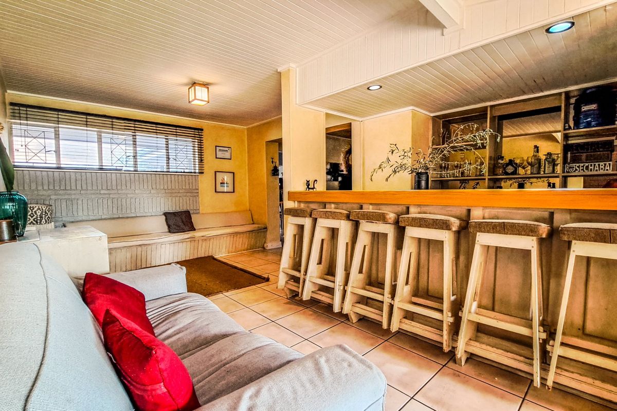 Stunning perfect family home in Vanderbijlpark  - Photo 4